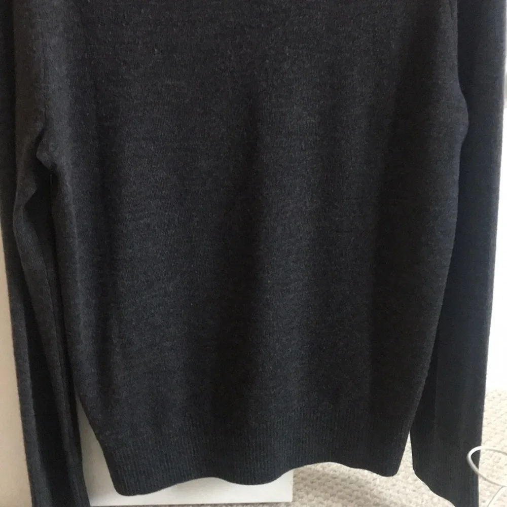 Banana republic vneck gray merino extra fine wool